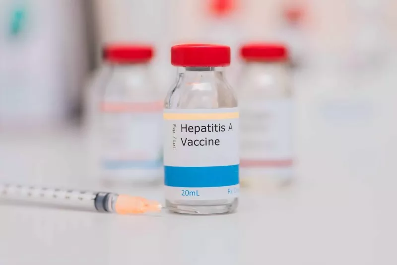 Comment choisir entre les vaccins vivants atténués et inactivés contre l’hépatite A ?